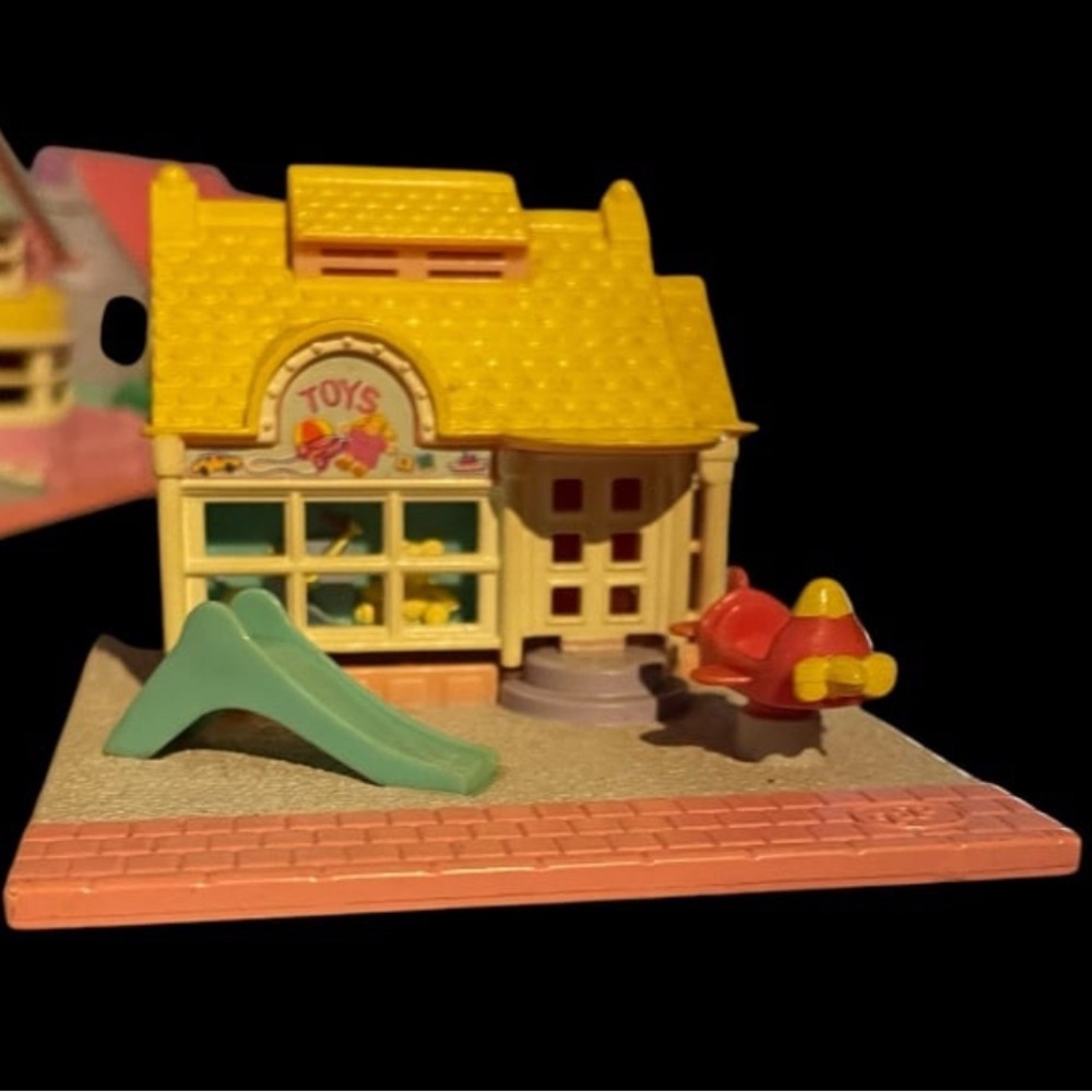 Cute Vintage 1993 Polly Pocket Pollyville Toy Store ( no dolls )